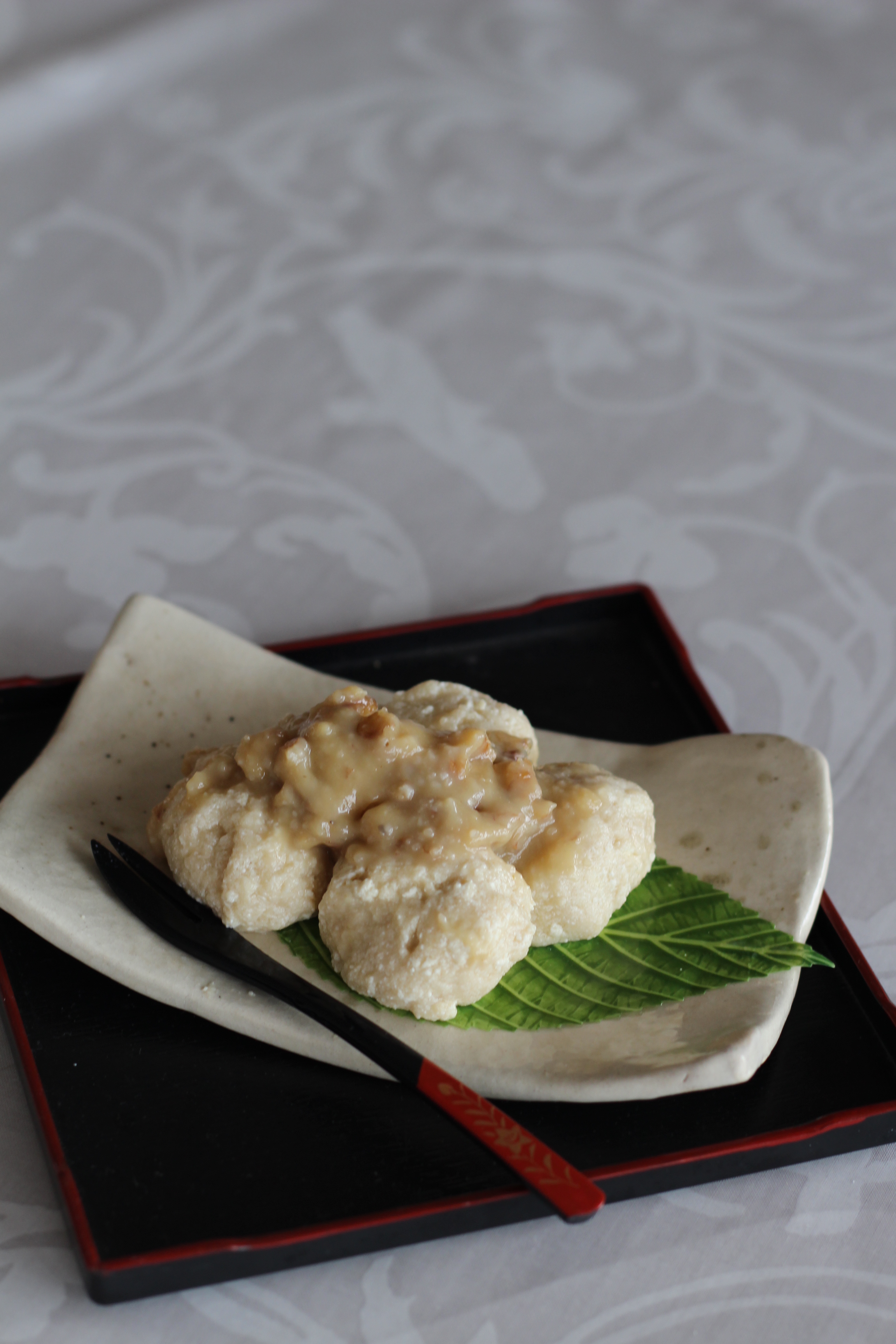 京都江部粉・麺ミックを使って、クルミみそタレ団子を作ってみました。