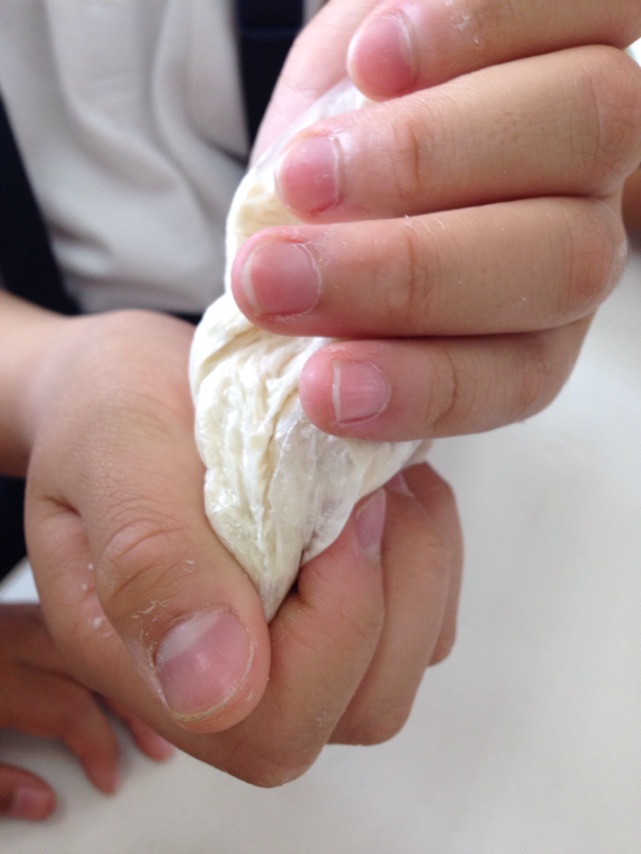 阿倍野区永池小学校にパン名人として招待されました。パンレクチャーの後に蒸しパンを作りました。